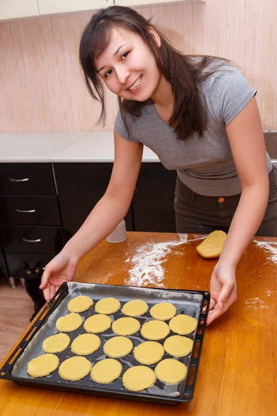 Niña Cocina Sosteniendo Una Bandeja Para Hornear Con Galletas Cegadas —  Fotos de Stock