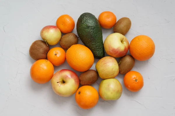 Разнообразные Яблоки Апельсины Мандарины Киви Авокадо Сером Фоне Расположенном Центре — стоковое фото