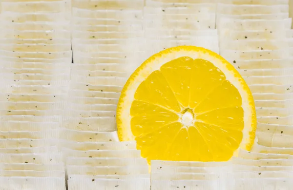 Круглый Ломтик Лимона Расположен Среди Многих Пакетиков Чая — стоковое фото