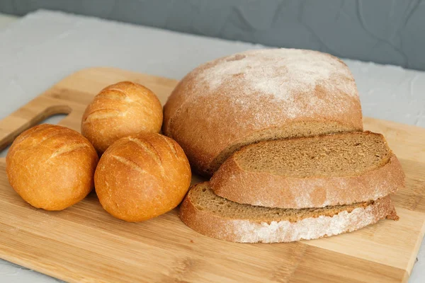 Ψωμί Σίκαλης Και Scones Ξύλινη Σανίδα Γκρίζο Φόντο — Φωτογραφία Αρχείου