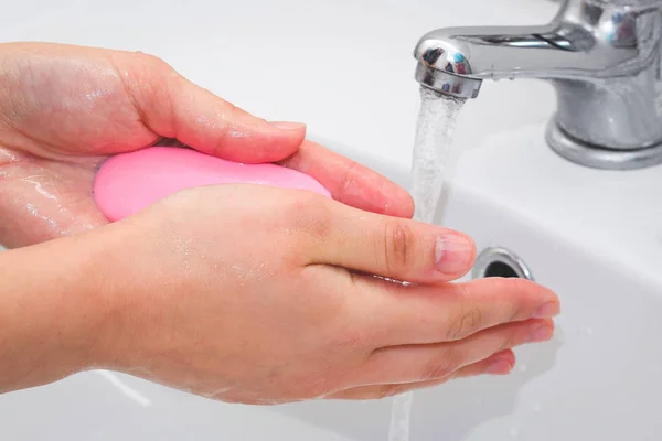 Mencuci Tangan Bawah Keran Dengan Sabun — Stok Foto