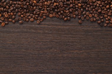 kahve çekirdekleri koyu ahşap bir masa üzerinde yazıt altında alanı çerçeve üst kısmında yer alır