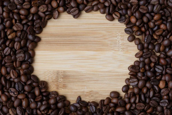Kaffeebohnen Auf Einer Hellen Holztischoberfläche Mit Einem Leeren Sitz Der — Stockfoto