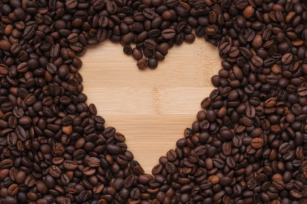 Kahve Çekirdekleri Bir Ahşap Yüzey Üzerinde Bir Kalp Şeklinde Ortaya — Stok fotoğraf