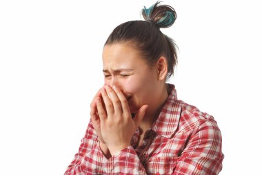 ağlayan kız yüzünü önünde elleri katlanmış ve uzak görünüyor. Beyaz arka plan üzerinde izole