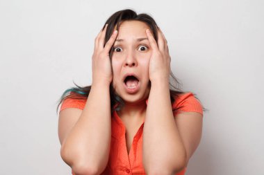 güzel kız şok onun kafasında kırmızı bir elbise, stüdyo, izole yakaladı