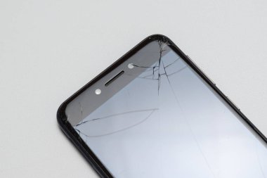 Telefon veya tablet kırık ekran ile yakın çekim