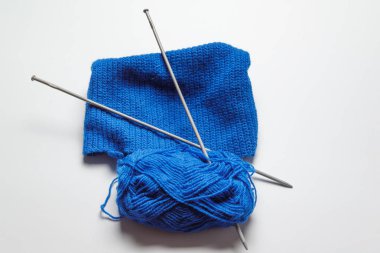 gri bir arka plan üzerinde dişli iki tekerlek teli ile mavi iplik arapsaçı. örgü, dikiş, kendi elleriyle