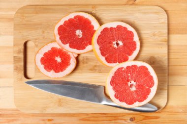 greyfurt bir ahşap mutfak kurulu dilimlenmiş. üstten görünüm