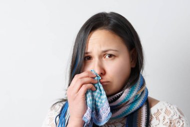 Yakın kadar güzel kadın hapşırma ve öksürük portresi, doku kullanır, losyonları burun, kötü soğuk olan beyaz arka plan üzerinde izole. Alçak ruhlu umutsuz kadın soğuk ve çalışan burun uğrar