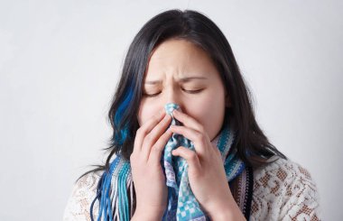 Yakın kadar güzel kadın hapşırma ve öksürük portresi, doku kullanır, losyonları burun, kötü soğuk olan beyaz arka plan üzerinde izole. Alçak ruhlu umutsuz kadın soğuk ve çalışan burun uğrar