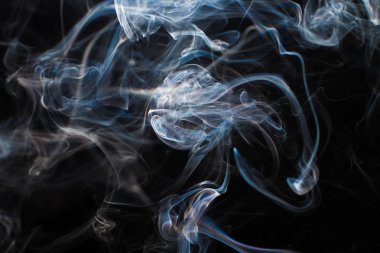 Siyah arkaplanda duman parçaları