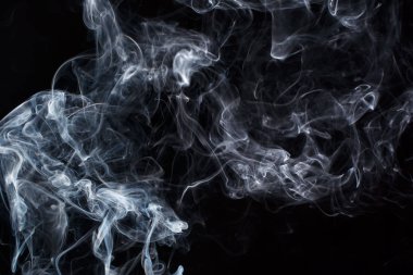 Siyah arkaplanda duman parçaları