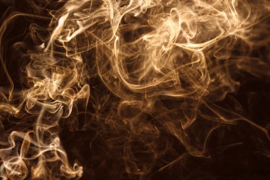 Koyu arkaplanda renkli duman