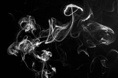 Sigara dumanını yakın çekim arka plan, siyah bir arka plan