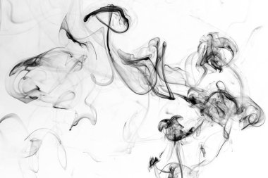 Siyah arkaplanda duman parçaları