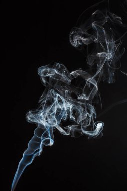 Gerçek tütsü duman akan kadar siyah görüntü aşırı alt kısmında gösterilen sopa ucu ile izole yanan bir sopa.