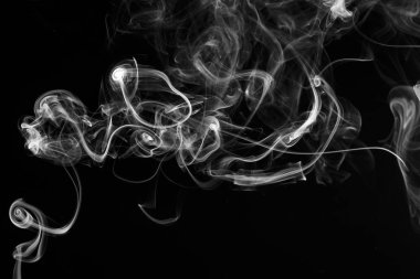 Sigara dumanını yakın çekim arka plan, siyah bir arka plan