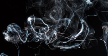 Siyah arkaplanda duman parçaları