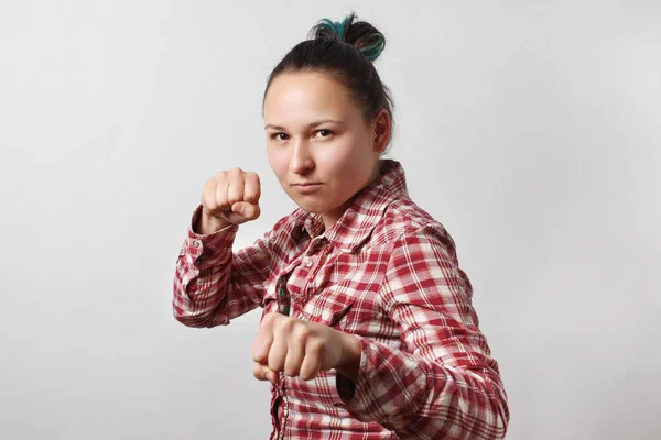 くいしばられた握りこぶしでボクシング スタンスで女の子 ライトグレーの背景に — ストック写真