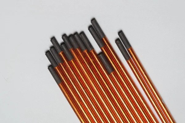 kaplamalı karbon elektrotlar bakır bakır ve bronz kaynak. bir üniforma ışık arka plan üzerinde