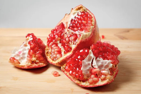 Ahşap mutfak kurulu nar dilimleri