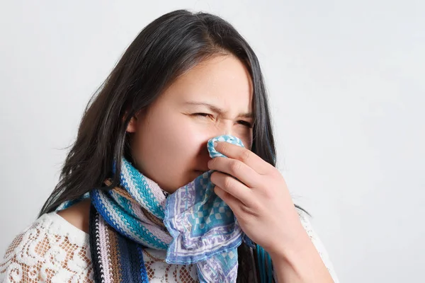 Frau Mit Einer Erkältung Pustet Ihre Laufende Nase Mit Gewebe — Stockfoto