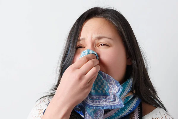 Frau Mit Einer Erkältung Pustet Ihre Laufende Nase Mit Gewebe — Stockfoto