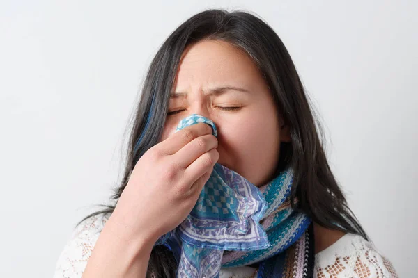 Frau Mit Einer Erkältung Pustet Ihre Laufende Nase Mit Gewebe — Stockfoto