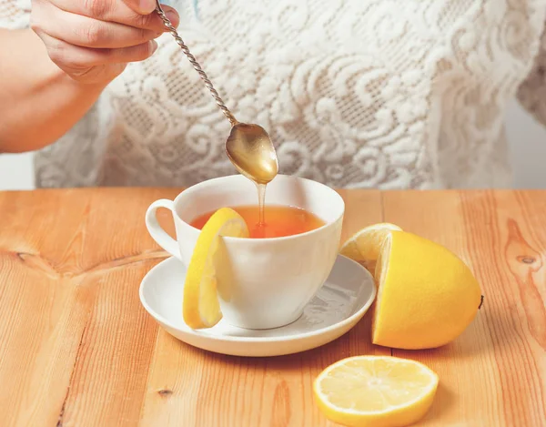 Xícara Chá Com Limão Uma Mesa Madeira Qual Uma Colher — Fotografia de Stock