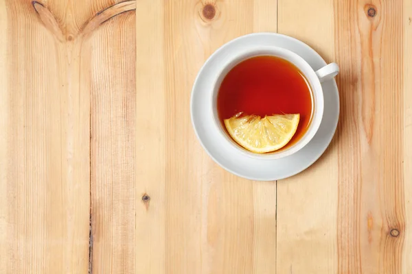 Чай Лимоном Белом Чашке Фоне Деревянной Поверхности — стоковое фото