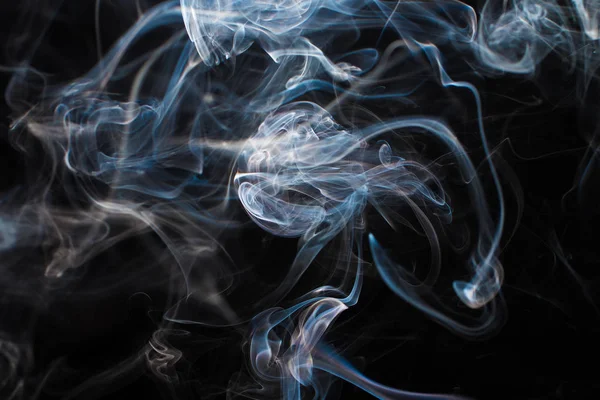 Siyah arkaplanda duman parçaları