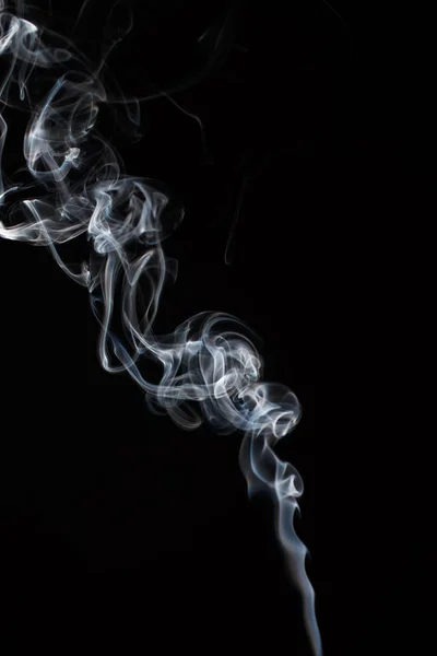 Werkelijke Wierook Roken Stroomt Omhoog Vanaf Een Brandende Stick Geïsoleerd — Stockfoto