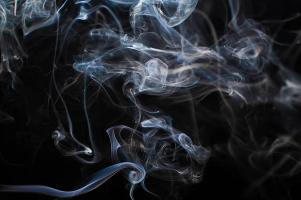 Siyah arkaplanda duman parçaları