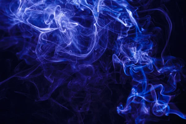 Siyah arkaplanda mavi duman.