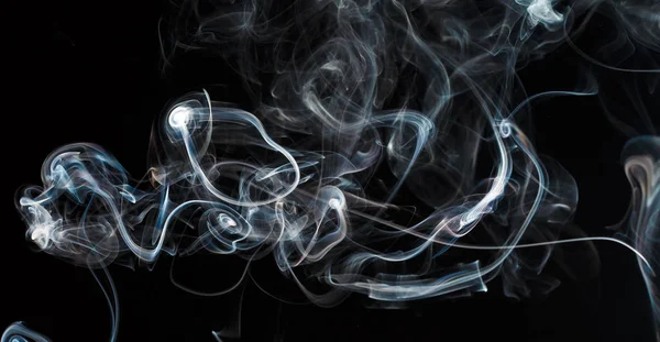 Siyah arkaplanda duman parçaları