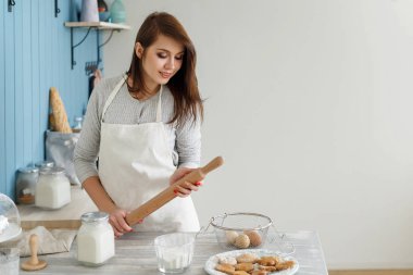hamuru kurabiye yapma genç kız güzel bir önlük
