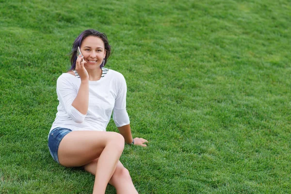 Счастливая Красивая Молодая Женщина Сидит Траве Помощью Смартфона — стоковое фото