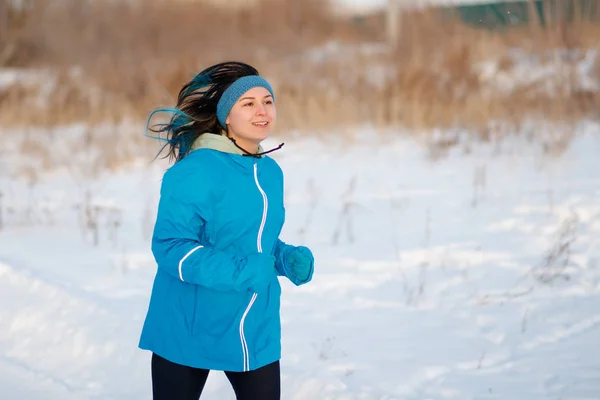 Uruchomione Sportowe Kobieta Błękitnej Kurtki Bieganie Zimie Zewnątrz Śniegu — Zdjęcie stockowe