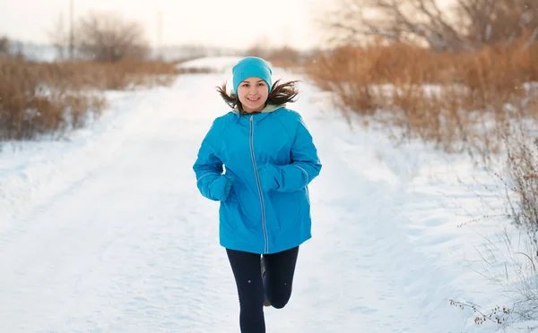 Uruchomione Sportowe Kobieta Błękitnej Kurtki Bieganie Zimie Zewnątrz Śniegu — Zdjęcie stockowe