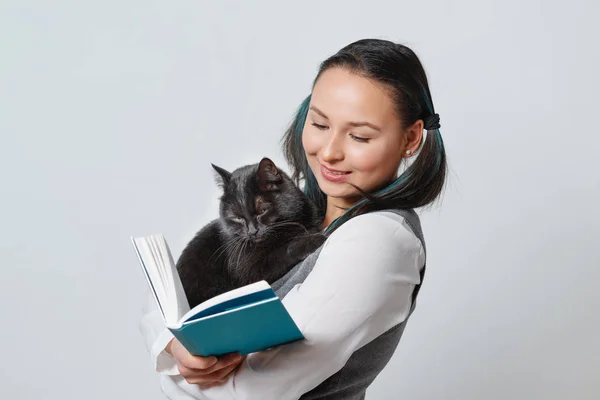 Söt Ung Flicka Student Med Rolig Katt Famnen Bok Ljus — Stockfoto