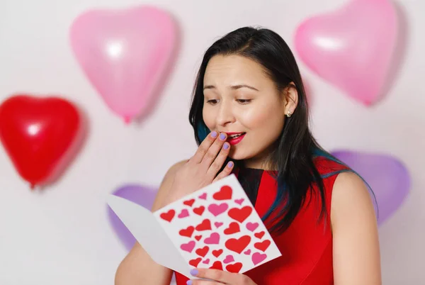 Beautiful Young Woman Takes Card Hearts Declaration Love Valentine Day — Stock Photo, Image