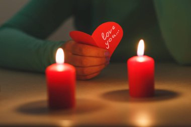 İki Sevgililer günü kalpleri, yanan mumlar, romantik bir atmosfer. İki kalp bir ahşap tahta üzerinde. Sevgililer günü. Sevgililer günü tebrik kartı.