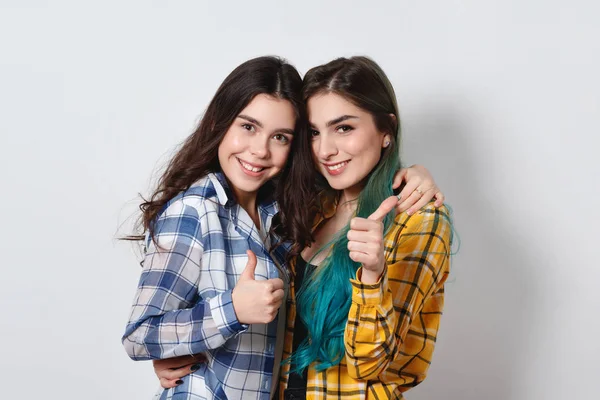 Duas Meninas Bonitas Sorrindo Mostrando Polegares Para Cima Sobre Fundo — Fotografia de Stock