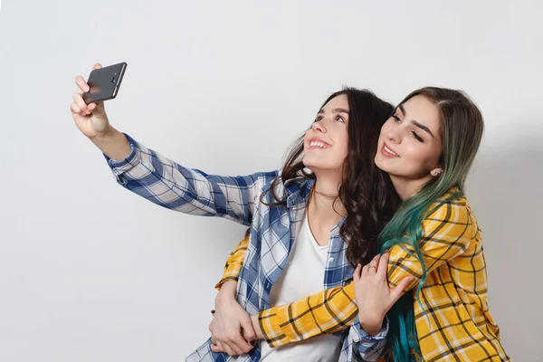 Δύο Νεαρές Γυναίκες Λήψη Selfie Κινητό Τηλέφωνο Λευκό Φόντο — Φωτογραφία Αρχείου