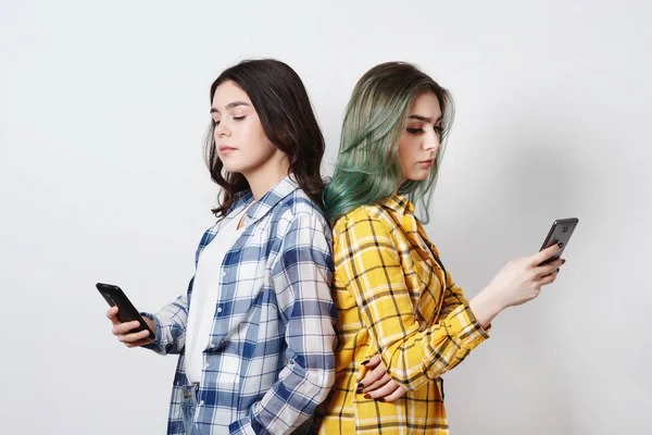 Современные Технологии Интернет Зависимости Две Молодые Женщины Стоят Спиной Спине — стоковое фото