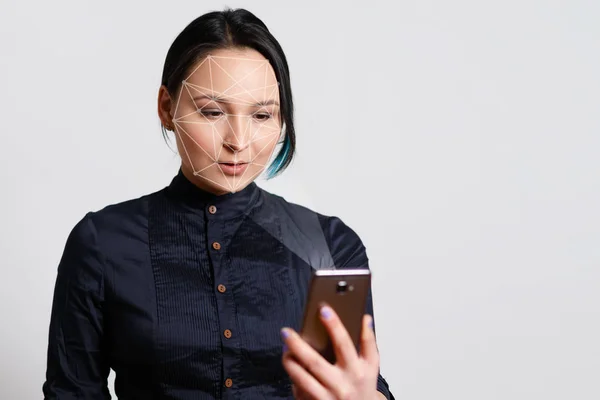 Yüz tanıma sistemi akıllı telefon. gri arka plan üzerinde. Biyometri kavramı.