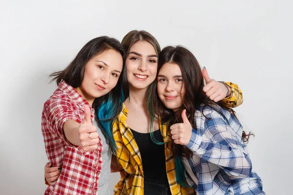Három Szép Fiatal Nők Boldog Mosolygó Örömmel Találat Thumbs Fel — Stock Fotó