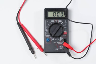 Elektrik donatımı ve elektrik devreleri kontrol etmek için bir araç. Beyaz arka plan üzerinde dijital multimetre.