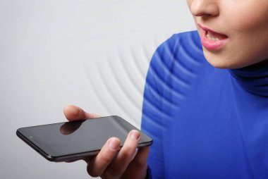 Ses tanıma görev, akıllı telefonlar, teknoloji kullanarak kadınlar.